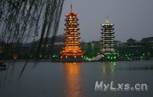 桂林杉、榕湖 日月雙塔夜景.jpg